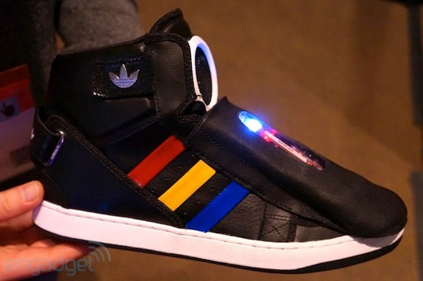 მოლაპარაკე ფეხსაცმელი by Google & Adidas (8 ფოტო+ვიდეო)